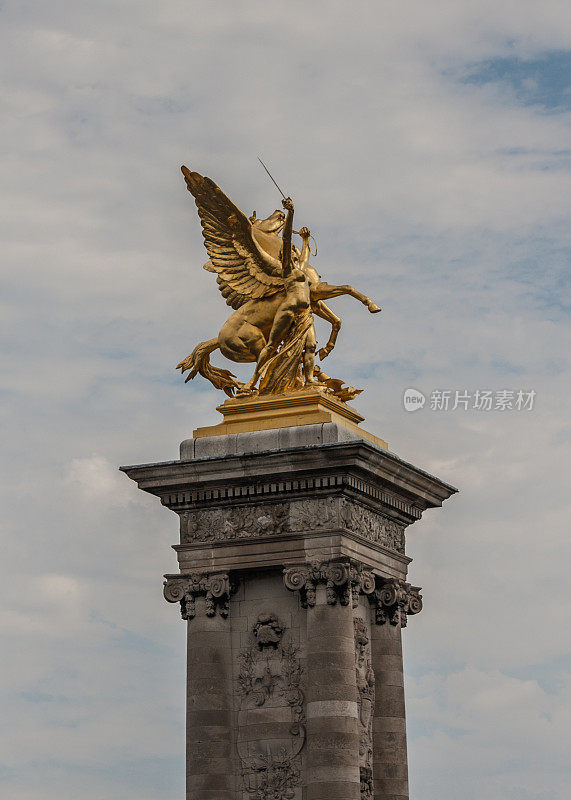 “名人”，镀金青铜雕像的名人在Pont Alexandre III甲板拱桥上